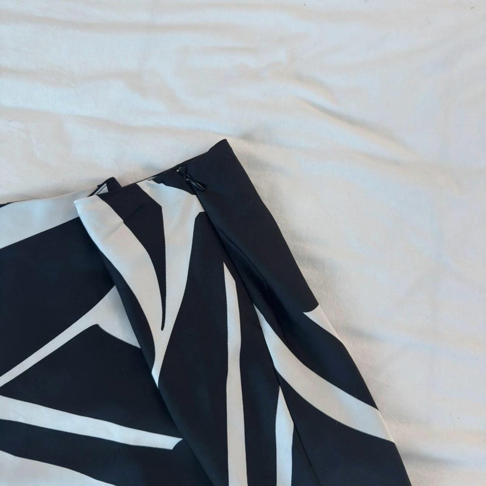 Forever 21 Black and White Swirl Mini Skirt - Picture 3 of 5